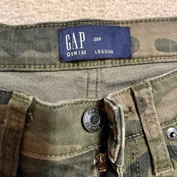 Gap Cropped Jeans - Picture 2 of 3